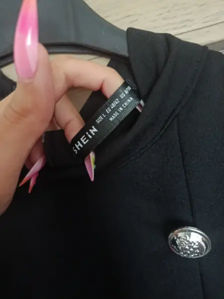 Černý prodloužený top SHEIN s knoflíky 5