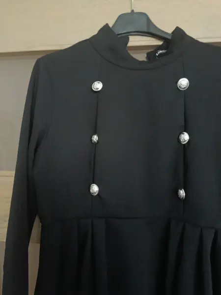 Černý prodloužený top SHEIN s knoflíky 3