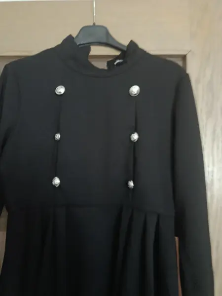 Černý prodloužený top SHEIN s knoflíky 4