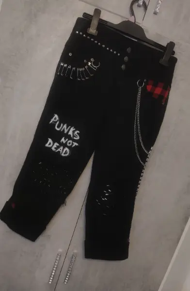 Punkové kalhoty s řetězem a nápisem Punks Not Dead