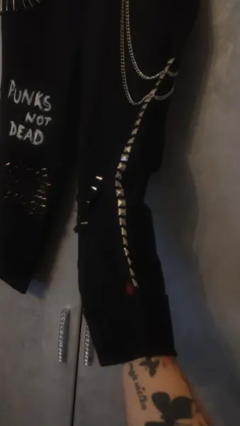 Punkové kalhoty s řetězem a nápisem Punks Not Dead 3