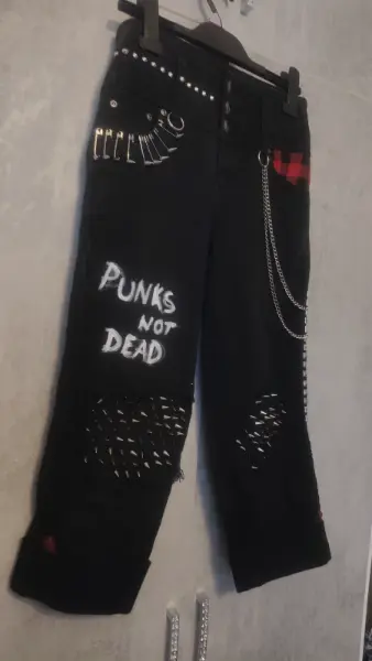 Punkové kalhoty s řetězem a nápisem Punks Not Dead 4