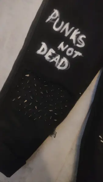 Punkové kalhoty s řetězem a nápisem Punks Not Dead 2