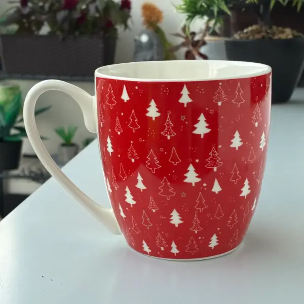 Sklenice s červeným dekorativním vzorem