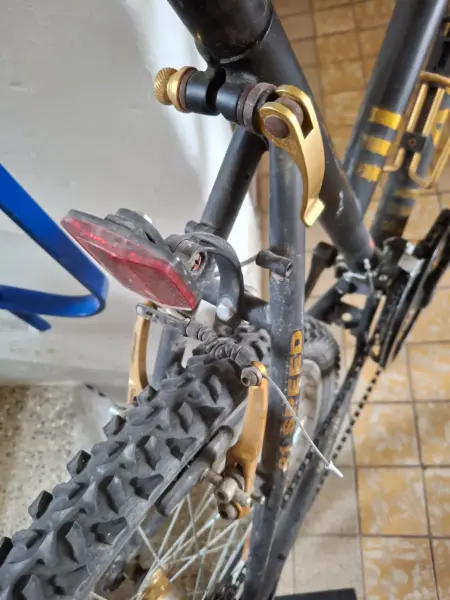 Černé horské kolo s řazením Grip Shift 10