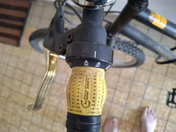 Černé horské kolo s řazením Grip Shift 4
