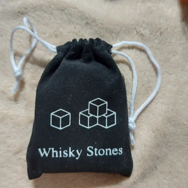 Kamenné kostky do whisky v dárkovém sáčku