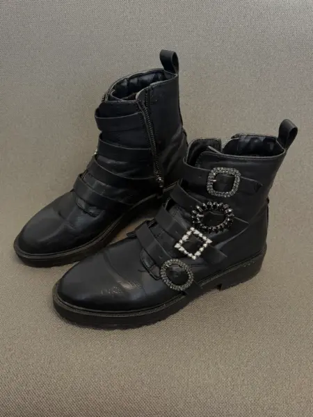 Stylové černé kotníkové boty Stradivarius 3