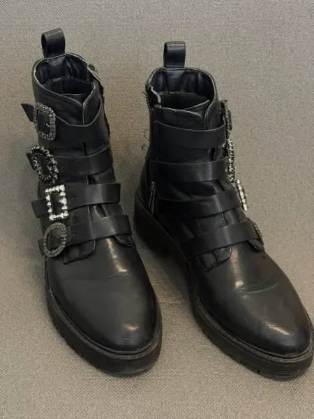 Stylové černé kotníkové boty Stradivarius 2