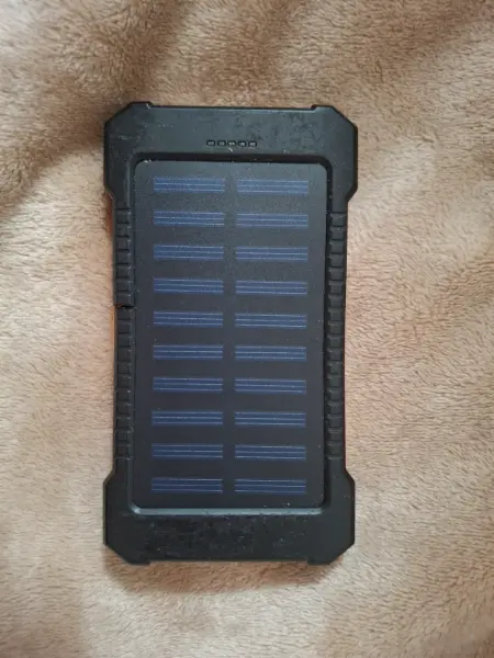 Solární powerbanka s LED svítilnou