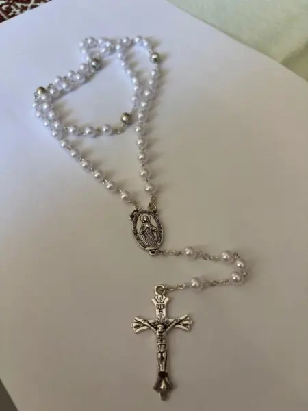 Růženec se stříbrným křížem