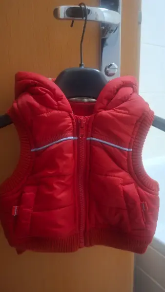 Červená dětská vesta George, first size