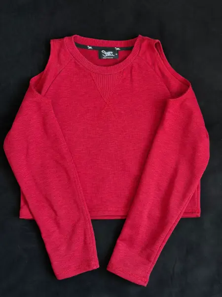 Červený crop top s průstřihy na ramenou Staff 2