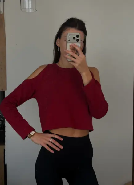 Červený crop top s průstřihy na ramenou Staff