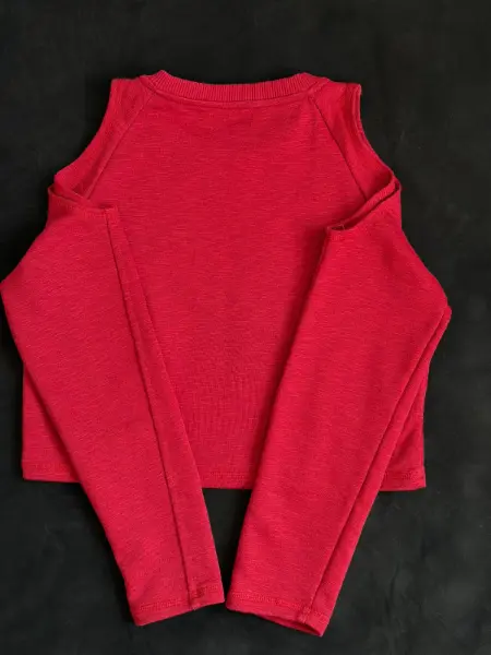 Červený crop top s průstřihy na ramenou Staff 3