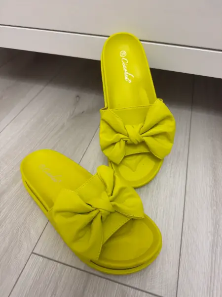 Žluté pantofle s mašlí