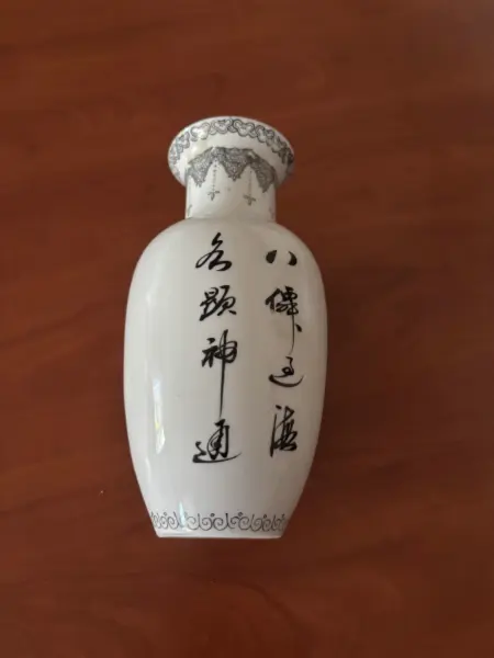 Dekorativní porcelánová váza s asijským motivem 3