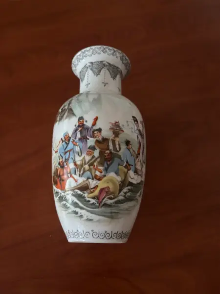 Dekorativní porcelánová váza s asijským motivem