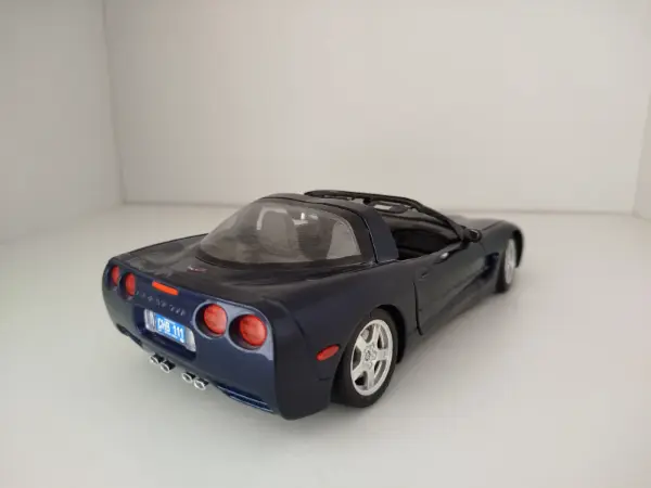 Kovový model Bburago Chevrolet Corvette 1997 1:18 3