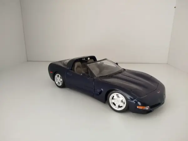 Kovový model Bburago Chevrolet Corvette 1997 1:18