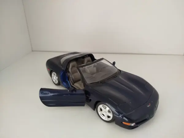Kovový model Bburago Chevrolet Corvette 1997 1:18 4