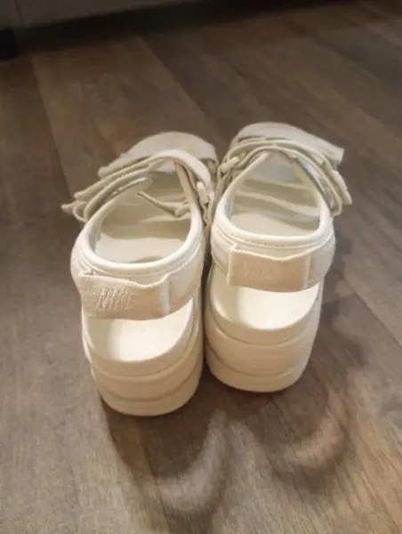 Bílé dámské sandály Nike na platformě 2