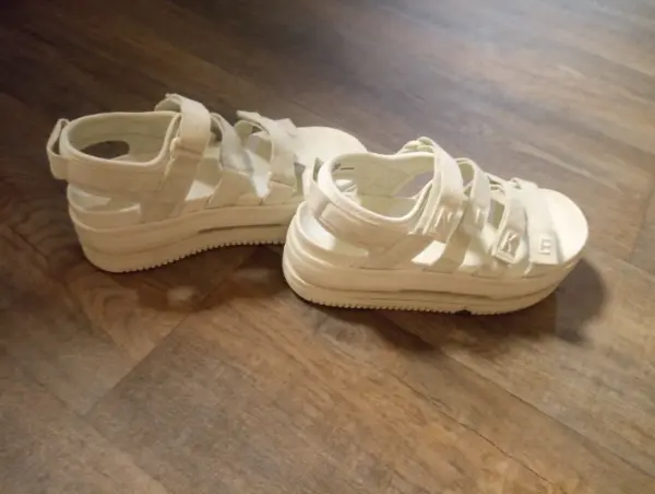 Bílé dámské sandály Nike na platformě 3