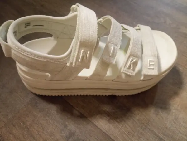 Bílé dámské sandály Nike na platformě