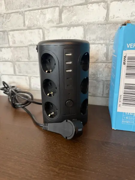 Vertikální inteligentní zásuvka s USB porty 2