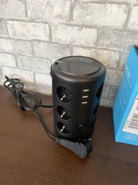Vertikální inteligentní zásuvka s USB porty 3