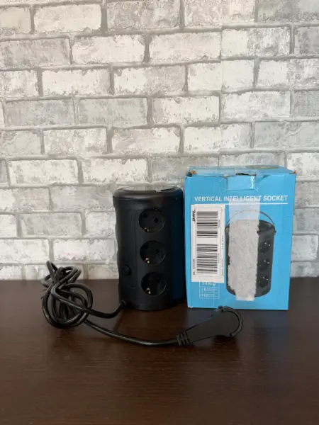 Vertikální inteligentní zásuvka s USB porty