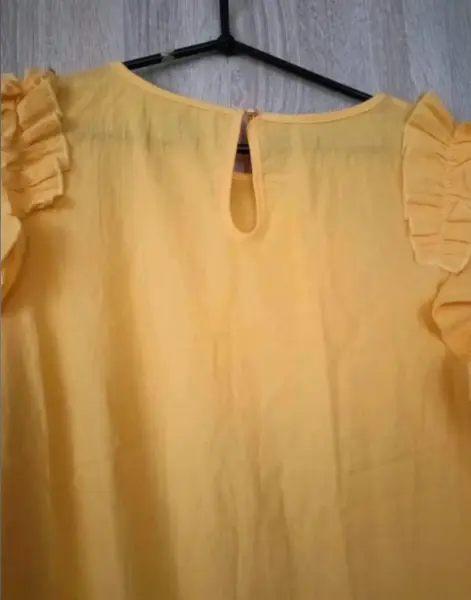Žluté letní šaty s volánky 4