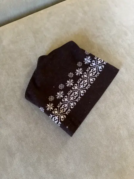Černá zimní čepice se vzorem vloček