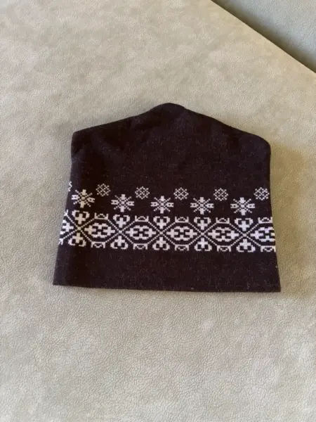 Černá zimní čepice se vzorem vloček 3