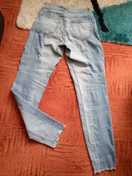 Dvoje menší pružné džíny 15