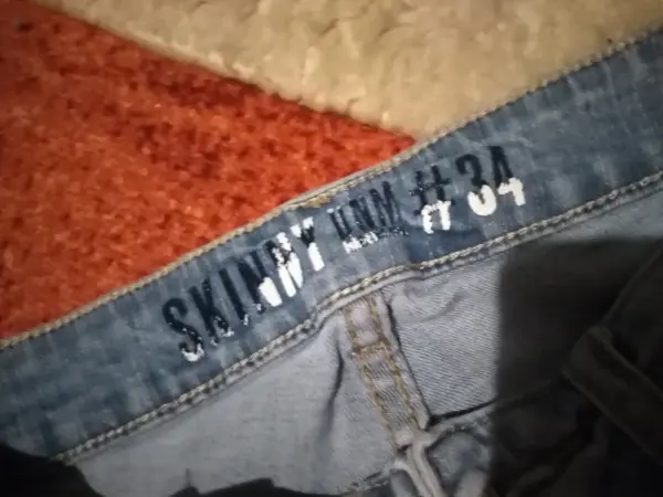 Dvoje menší pružné džíny 12