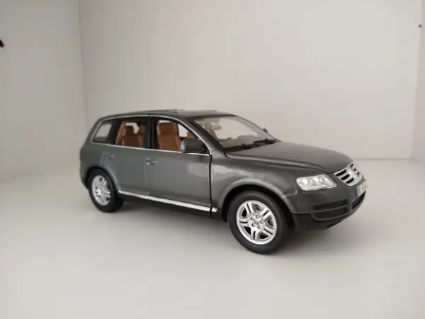 Sběratelský model Volkswagen Touareg 1:18 2