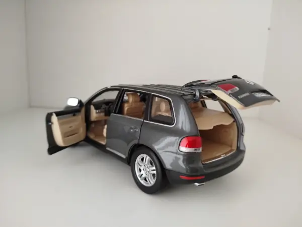 Sběratelský model Volkswagen Touareg 1:18 4
