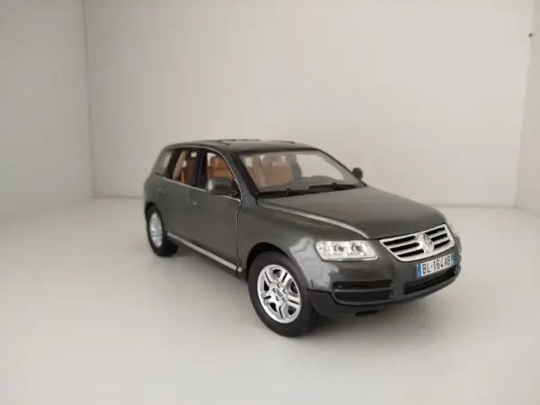 Sběratelský model Volkswagen Touareg 1:18