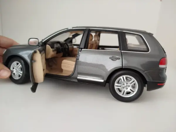Sběratelský model Volkswagen Touareg 1:18 5