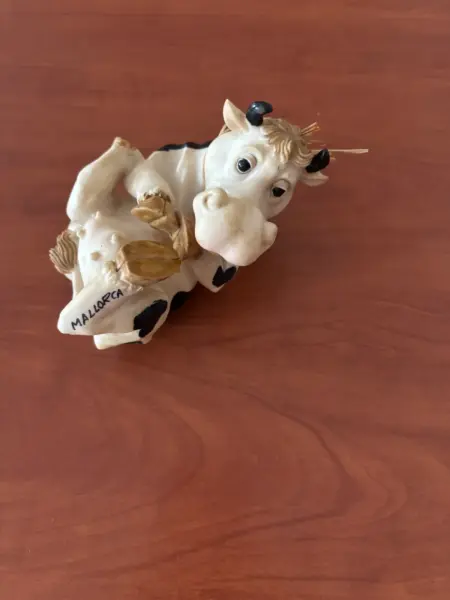 Dekorativní figurka krávy z Mallorky