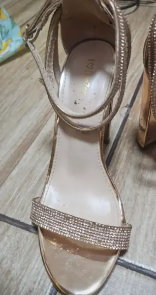 Zlaté společenské sandály na podpatku DeeZee 3