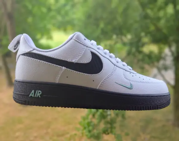 👟 Nike Air Force 1 ’07 LV8 J22 – vel. 43