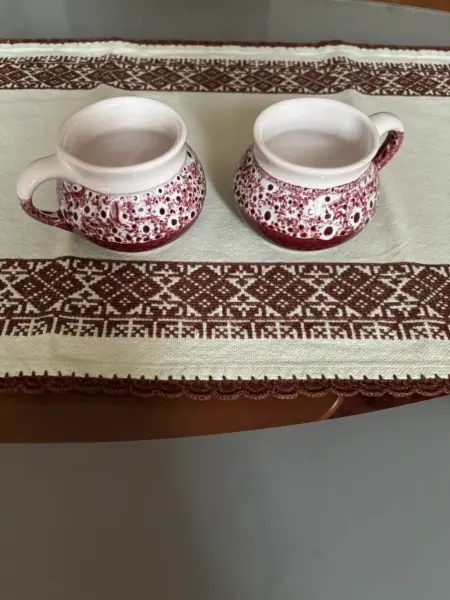 Dva keramické hrnky s vínovým kropenatým vzorem