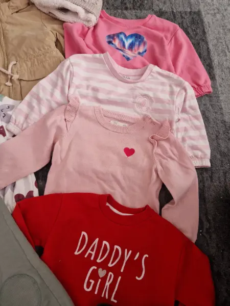 Balík dívčího oblečení - bunda, mikiny, kalhoty a legíny 4