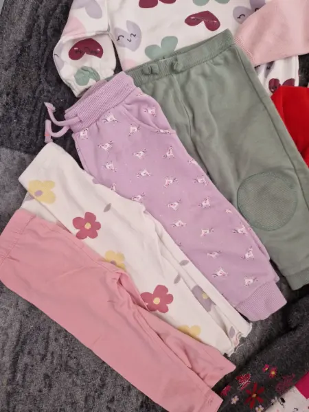 Balík dívčího oblečení - bunda, mikiny, kalhoty a legíny 2