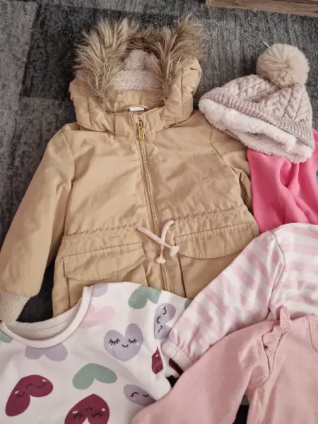 Balík dívčího oblečení - bunda, mikiny, kalhoty a legíny 5