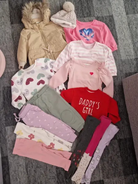 Balík dívčího oblečení - bunda, mikiny, kalhoty a legíny