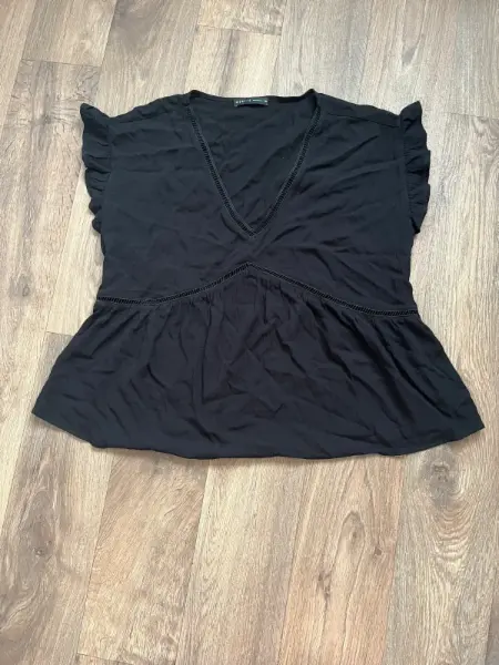 Černý dámský top Mohito s volánky