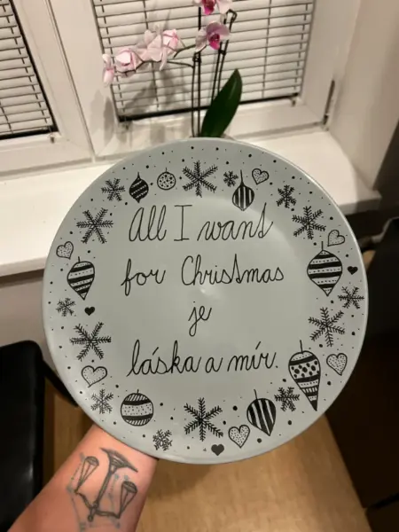 Vánoční talíř s nápisem All I want for Christmas je láska